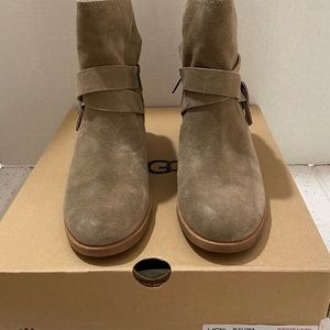 🎄🎄🎄SALE !! New UGG Women Elora Statppy Ankle Boot.